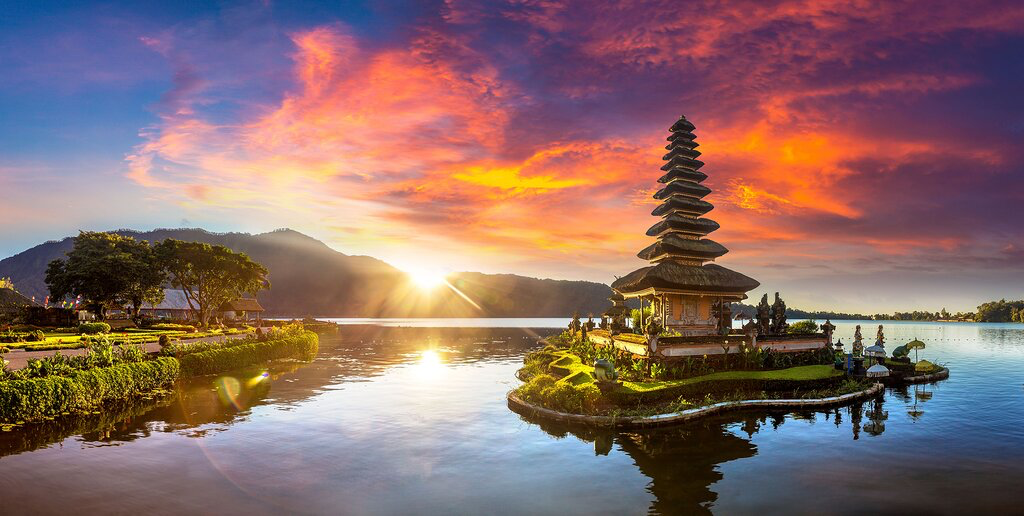 Cheapeast month to travel Bali 

 skyscanner.pxf.io/DKLYbo
